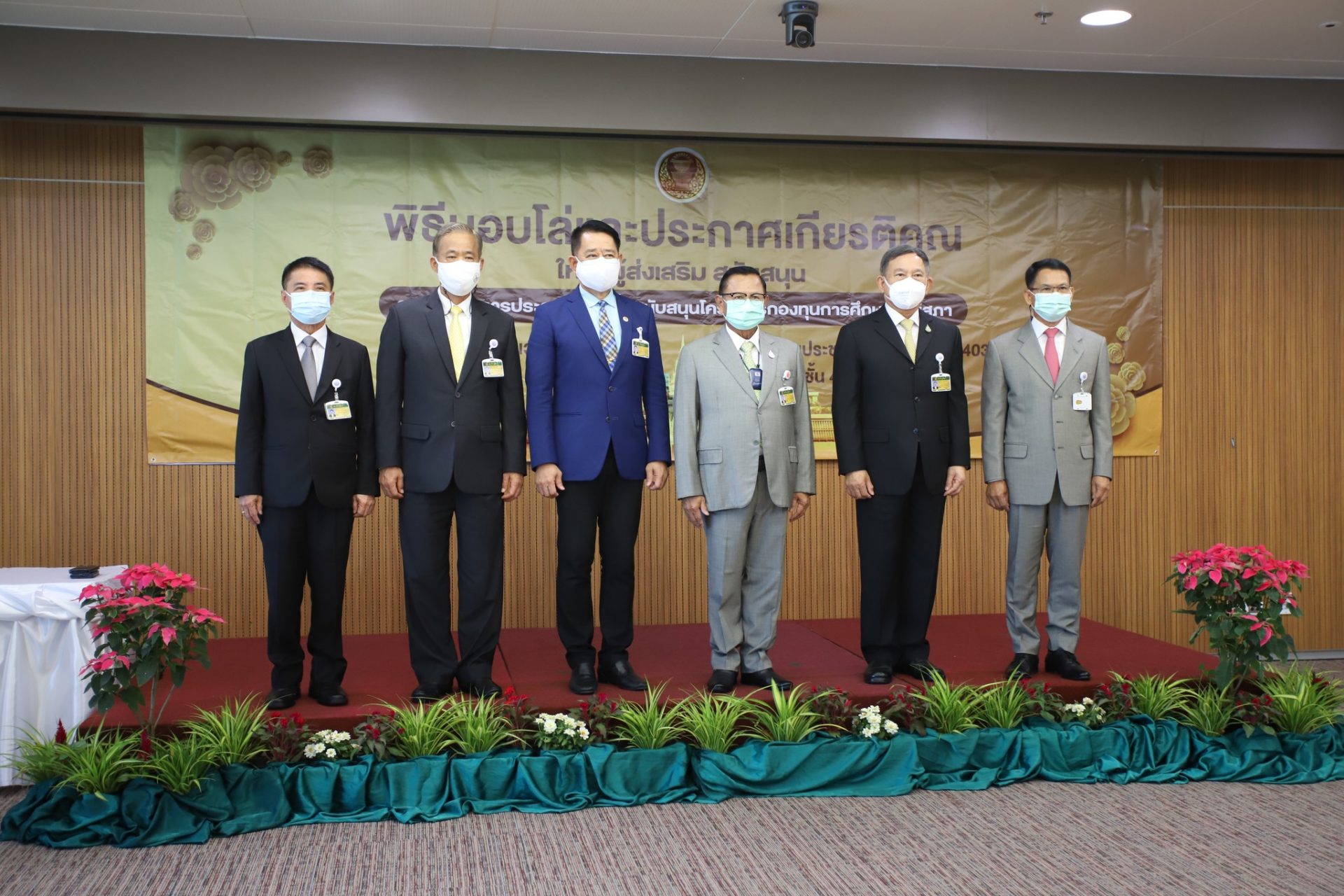 นายสุรพล พลอยสุข ผู้อำนวยการสถาบันคุณวุฒิวิชาชีพ พร้อมด้วยนางสาวจุลลดา มีจุล รองผู้อำนวยการสถาบันคุณวุฒิวิชาชีพ ร่วมในพิธีรับมอบโล่และประกาศเกียรติคุณ